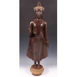 Thailand, bronzen staande Boeddha, 20e eeuw,de rechter hand in abhayamudra, de ogen geschilderd,