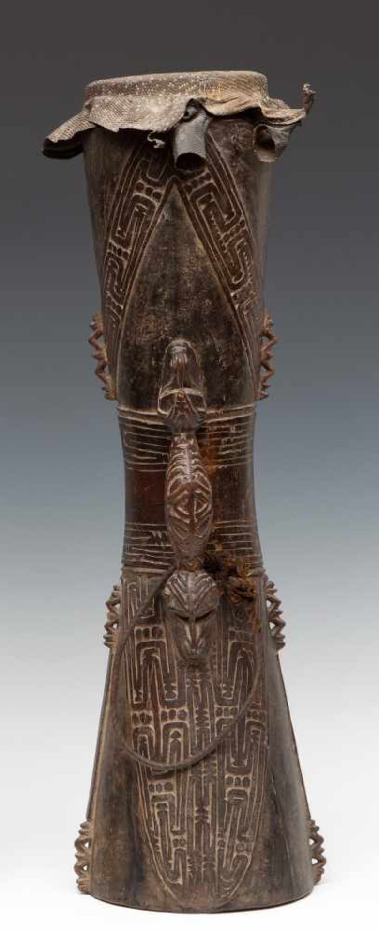 PNG, Lower Sepik, hourglass-shaped drum, the handle on both sides decoratedwith an anthropomorphic - Bild 4 aus 5