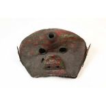 China, beschilderd lederen sjamanenmasker, chi maskermet losse onderkaak.; br. 34 cm.; 1400
