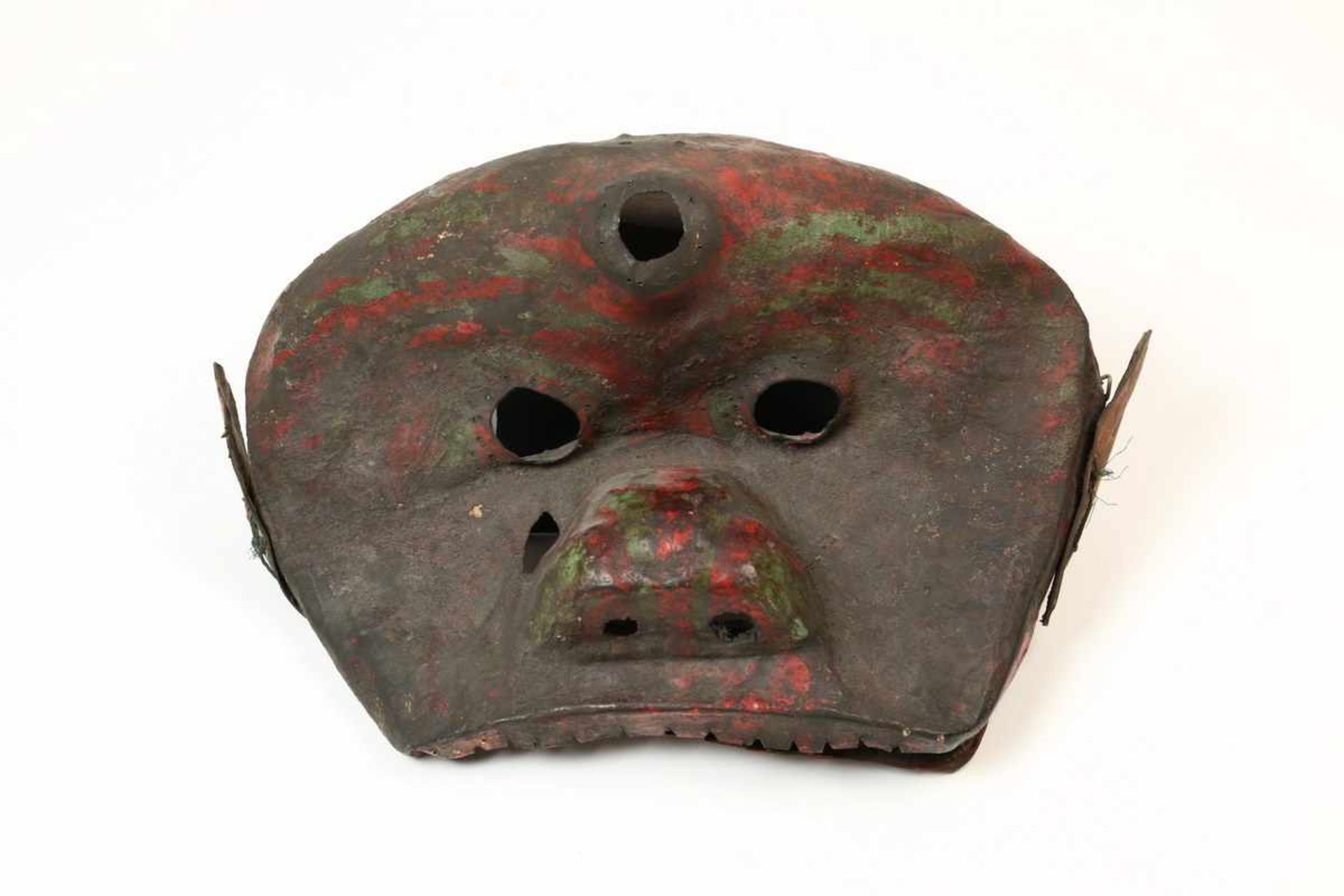 China, beschilderd lederen sjamanenmasker, chi maskermet losse onderkaak.; br. 34 cm.; 1400