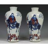 China, paar balustervormige blauw-wit porseleinen vazenmet decor van wijze te paard, met details