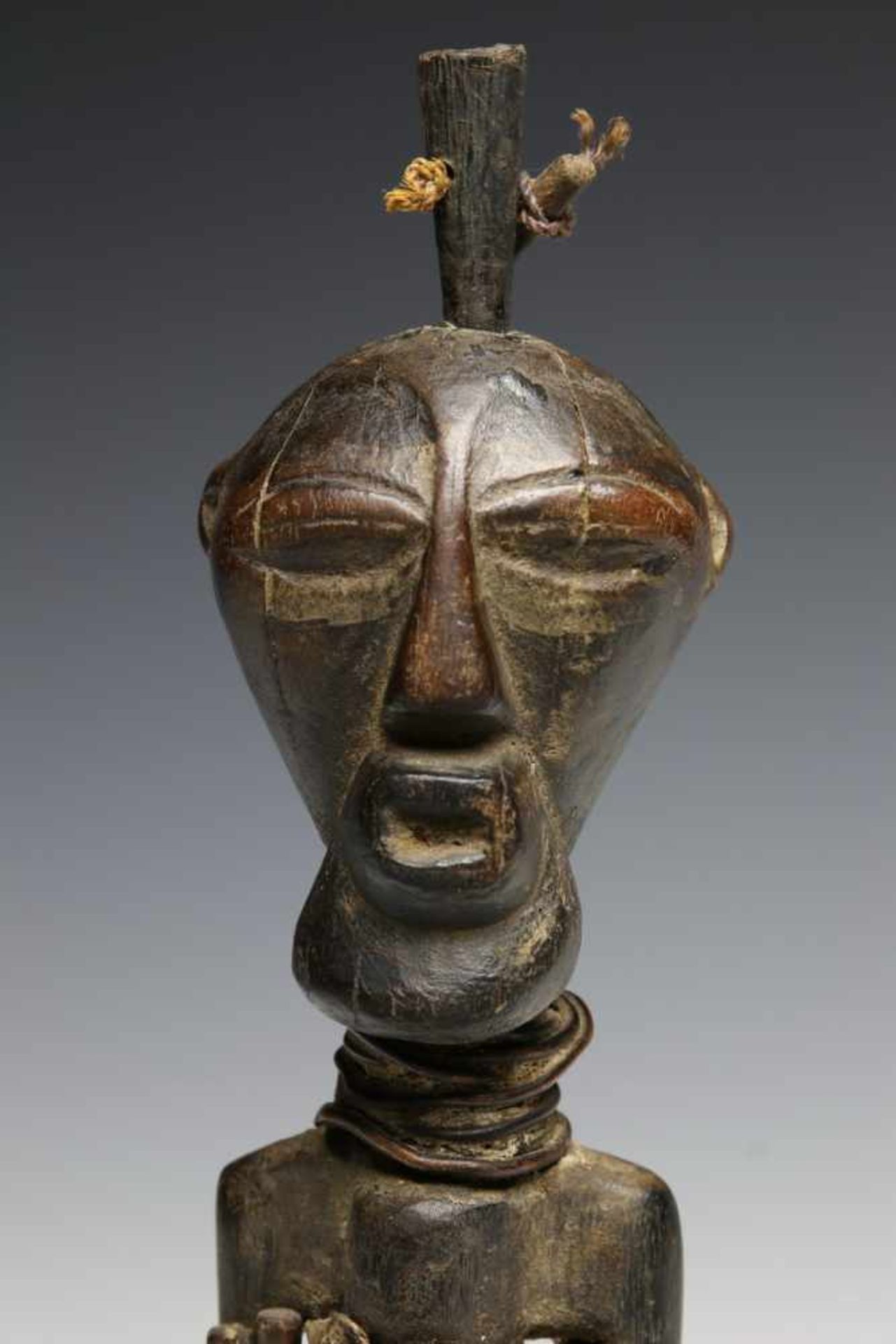 DRC., Songhe, small power figure,with horn, copper threads, animal skin and black offering - Bild 3 aus 4