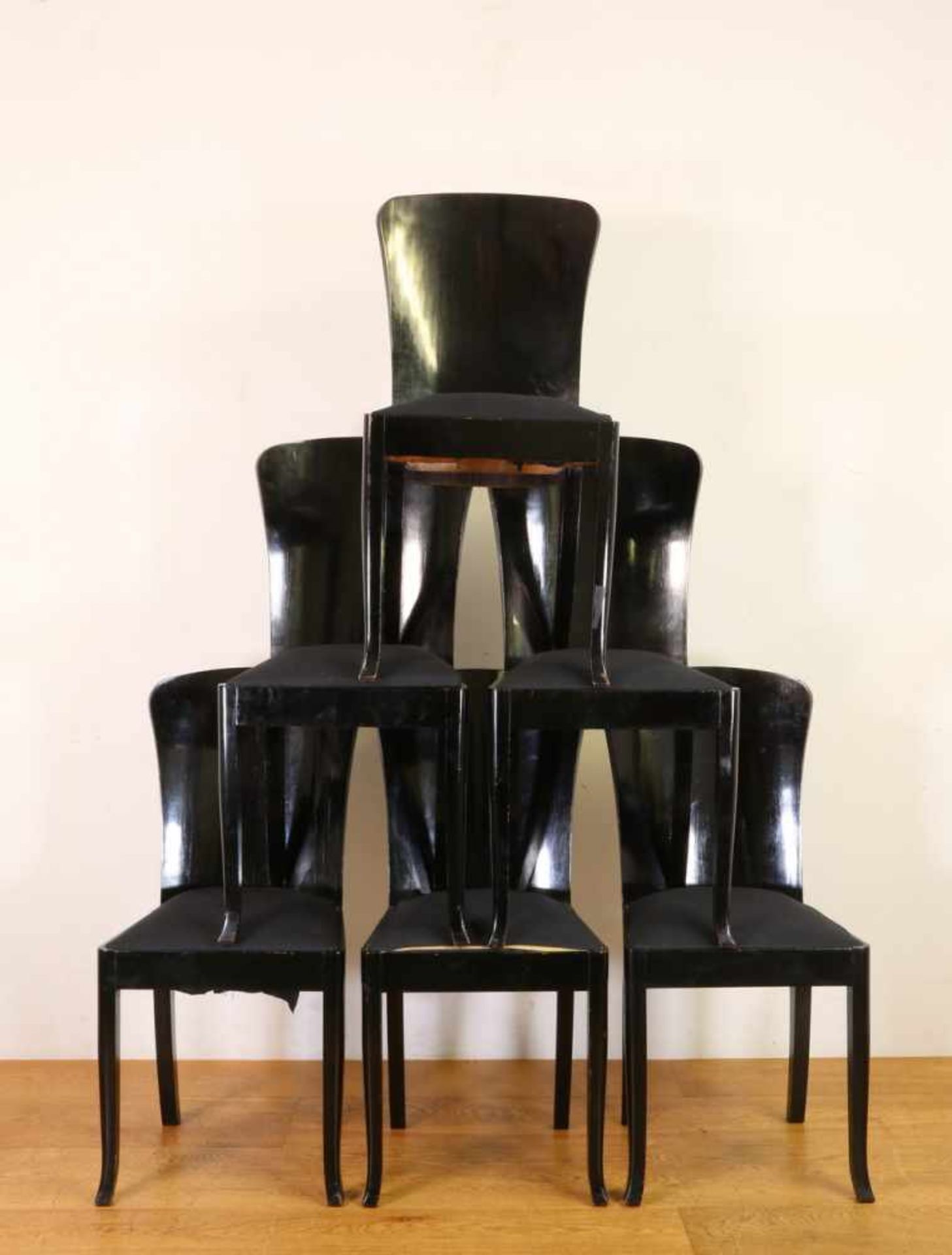 Set van zes zwart gelakte coromandel en beukenhouten stoelenmet zwarte stoffering; 6200
