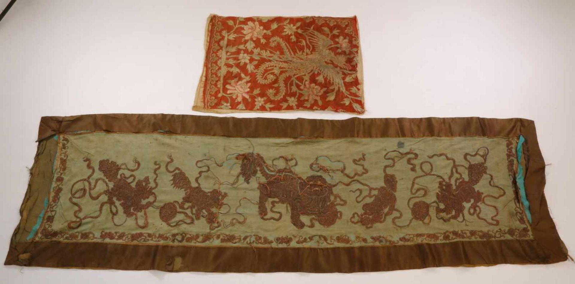 China, vier differente zijden doeken, geborduurd met o.a. gouddraadwaarvan een met franje en - Bild 2 aus 2