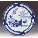 China, grote blauw-wit porseleinen schotel, Qianlong,met decor van koekoek in 't huisje (