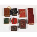Collectie van acht miniatuur boekjes, ca. 1900;w.o. Dewdrops, de Koran mét vergrootglas, Illustrated