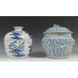 China, twee blauw-wit porseleinen dekselpotten, 19e eeuw,met decor van lotussen/vol bloesemdecor; h.