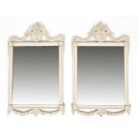 Paar rechthoekige spiegels in wit gelakt houten lijst, Louis XVI,de opengewerkte kuif met medaillon,