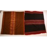 Acht differente textilia, waaronder een Bunschoter kraplak en een sjaal waarop een jonge koningin