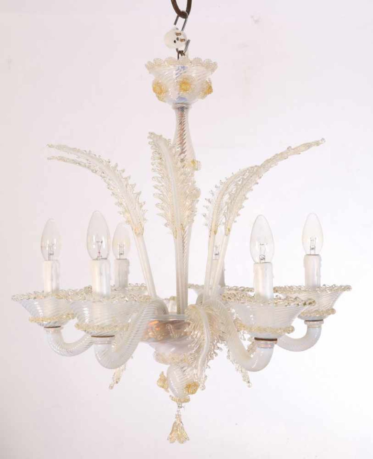 Venetiaanse glazen zeslichts kroon,versierd met bladranken, appliek en glazen bol aan onderzijde; h.