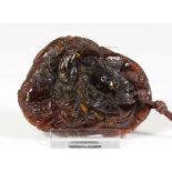 China, amber pendant, mogelijk Qing dynastie,met gestoken relief van figuren; 8 x 6 cm.; [1]220