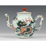 China, porseleinen theepot, Republiek,met famille verte decor van draak in landschap; h. 12 cm.;