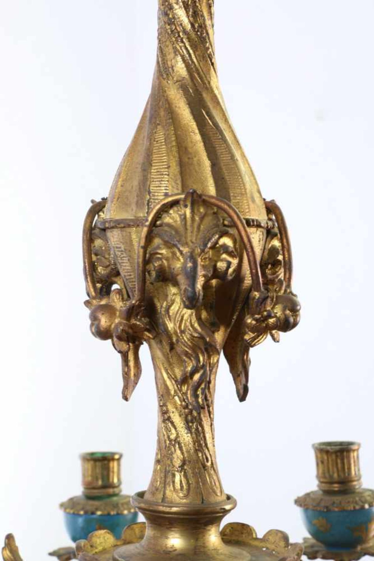 Frankrijk, verguld bronzen twaalflichts kaarsenkroon en twee vierlichts wandlusters, met porselein - Image 4 of 5