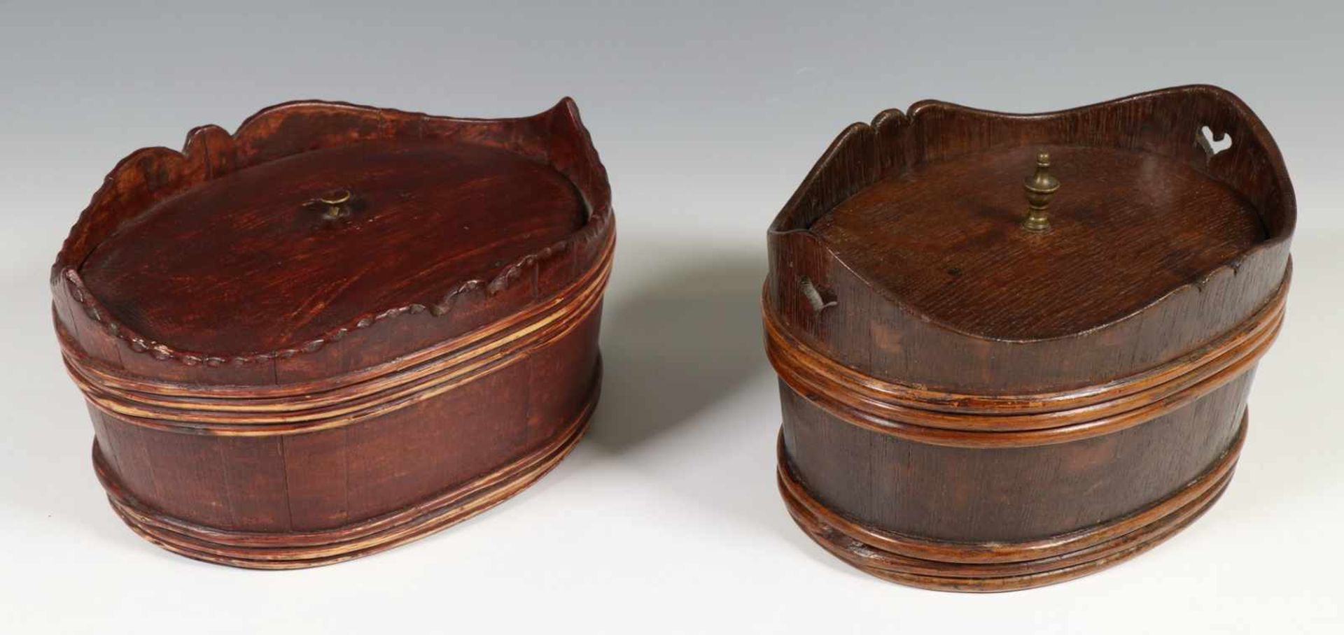 Twee schuitvormige tabakstonnetjes, 19e eeuw,één met hartvormige oren; l. 21 cm.; 2200