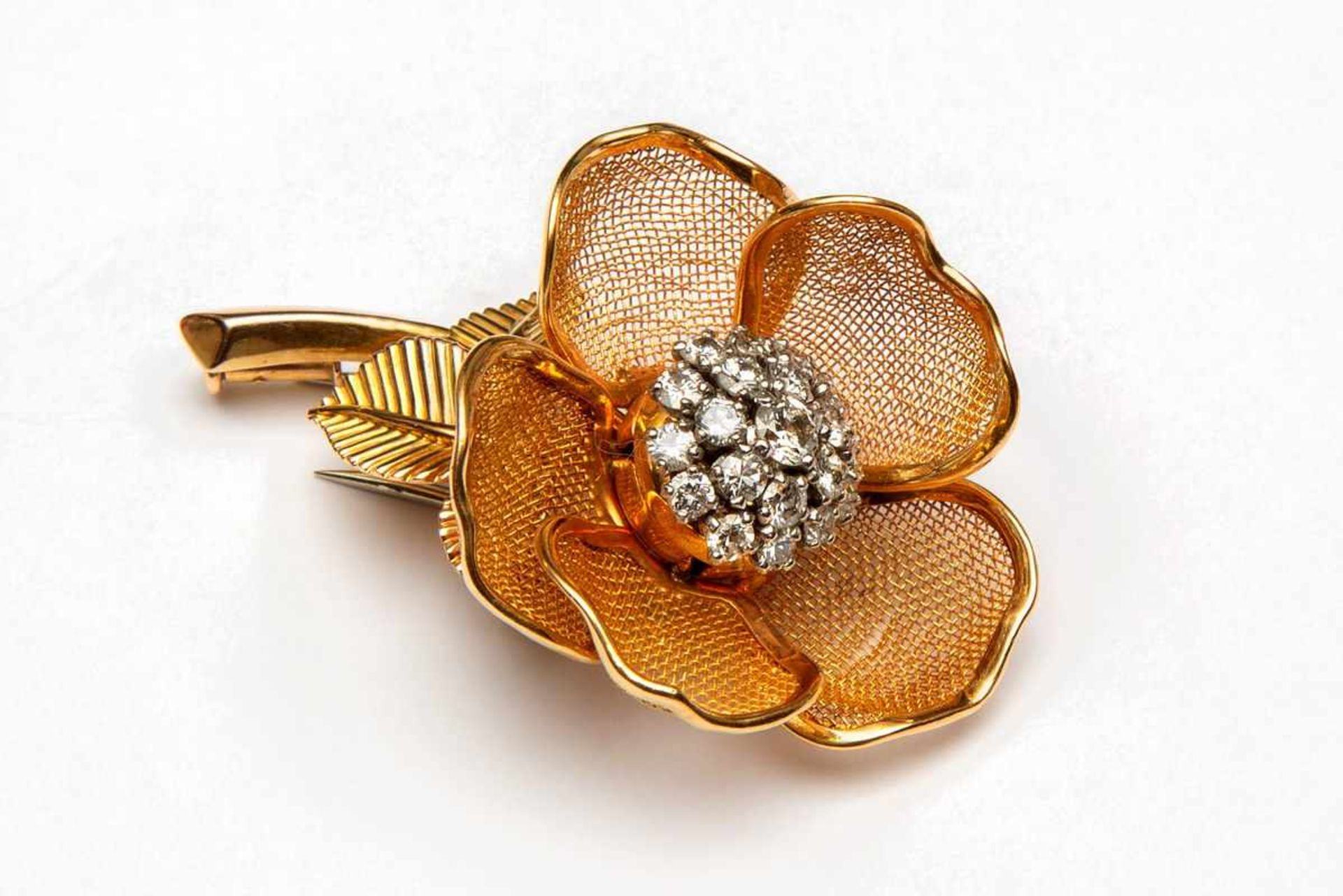 18krt. Gouden bloembrochehet hartje is een rozet van briljant geslepen diamanten, totaal ca. 1,15ct.