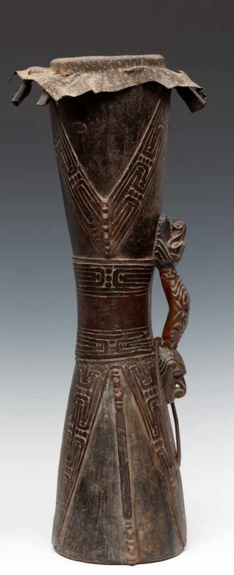 PNG, Lower Sepik, hourglass-shaped drum, the handle on both sides decoratedwith an anthropomorphic - Bild 5 aus 5