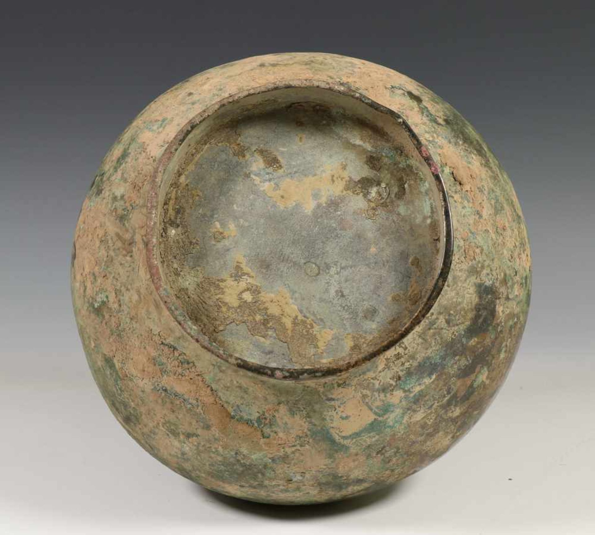 China, antiek bronzen 'garlic head' ofwel 'suantouping' vaas in Han ofwel archaische stijl,met groen - Image 3 of 3