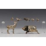 Zoutstrooier in vorm van rennend varken en zes miniatuur dierfiguren,waarbij hert, kuikentjes en