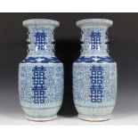 China, paar blauw-wit porseleinen vazenmet vol bloesemdecor, karakter voor 'lang leven' en