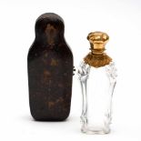 Kristallen parfumflacon, Biedermeier,met 18krt. gouden montuur, gegraveerd met florale motieven.