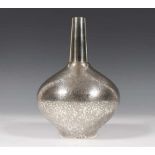 Japan, 'white bronze' steelvaas.In originele houten bewaardoos; h. 19 cm.; 2150