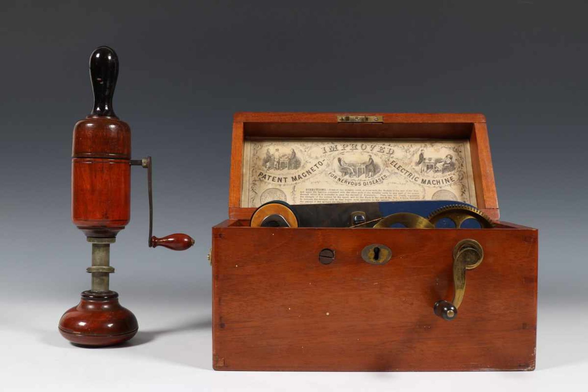 Twee wetenschappelijke instrumentenwaaronder één houten massage apparaat; 260