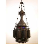 Kapitale metalen oosterse lampmet differente gekleurde ruiten; diam. 75 en h. 172 cm.; Uit de