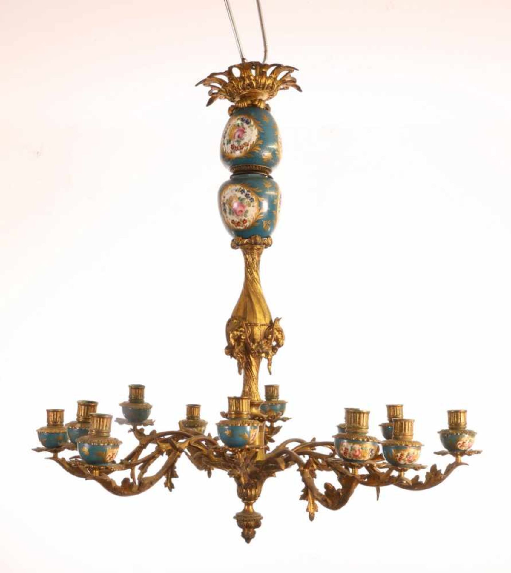 Frankrijk, verguld bronzen twaalflichts kaarsenkroon en twee vierlichts wandlusters, met porselein - Image 2 of 5