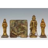 China, drie bronzen figuren en een plaquette, in Tang en latere stijl, 19e-20ste eeuw;Tang