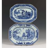 China, twee blauw-wit porseleinen dienschalen, Qianlong,met decor van bergmeer; 20 x 26 cm.; 2500