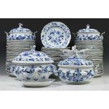 Meissen Teichert, uitgebreid porseleinen dinerservies, 20e eeuw,met blauw Zwiebelmuster, bestaande