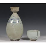 Korea, porseleinen karaf met cupvormige halsopening.Hierbij een theekom (restauraties), 19e eeuw;