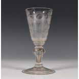 Duitsland, glas, 18e eeuw,met gegraveerd decor van bloemen en knoop op de stam; h. 18 cm.; 1150