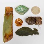 China, zes diverse jadeiet objecten,o.a. een in de vorm van een ceremoniele bijl; L. 25 cm. (