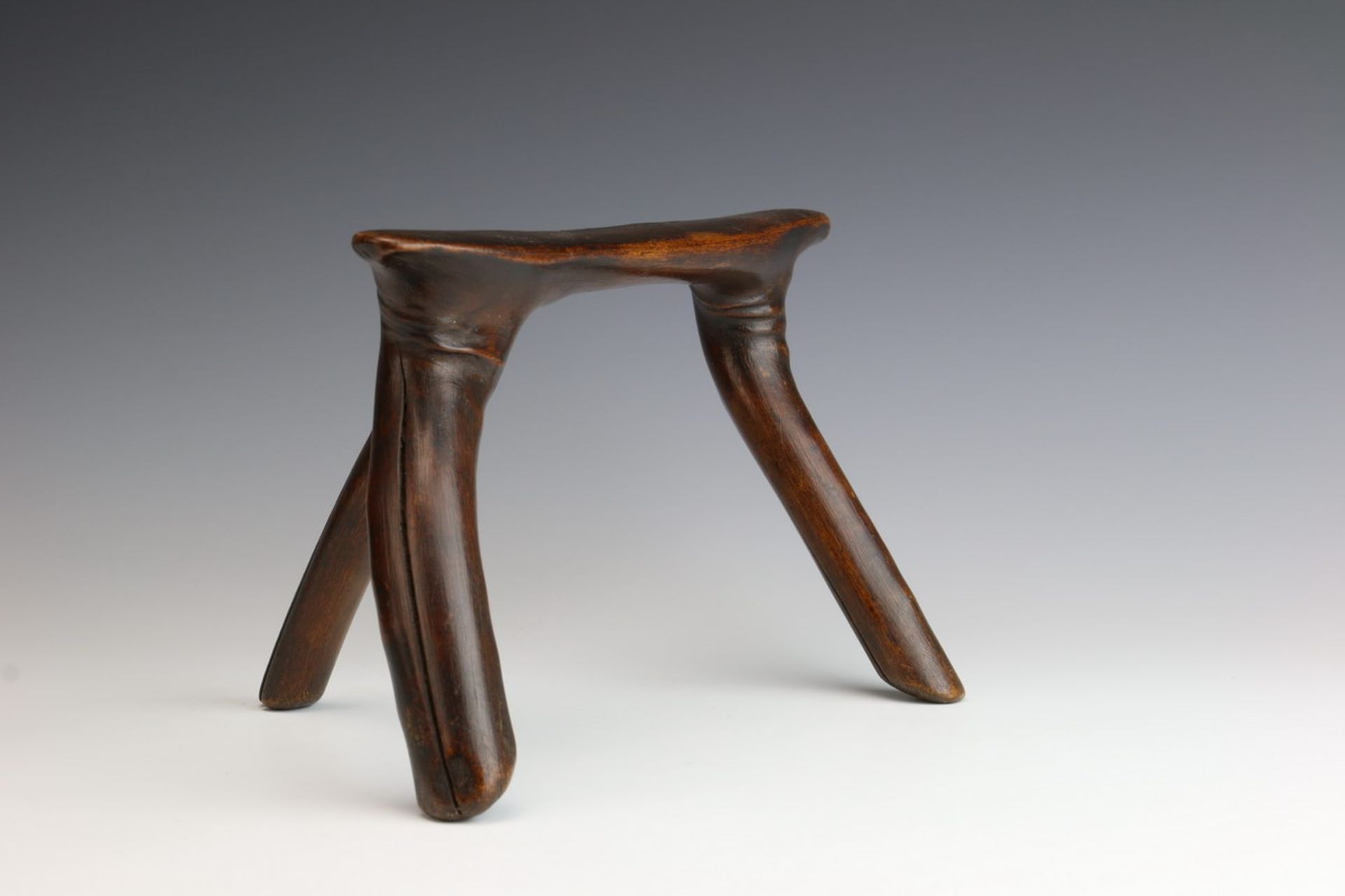 South Sudan, Dinka, wooden neckrest,with three curved legs. With glossy dark brown patina. Private - Bild 2 aus 4