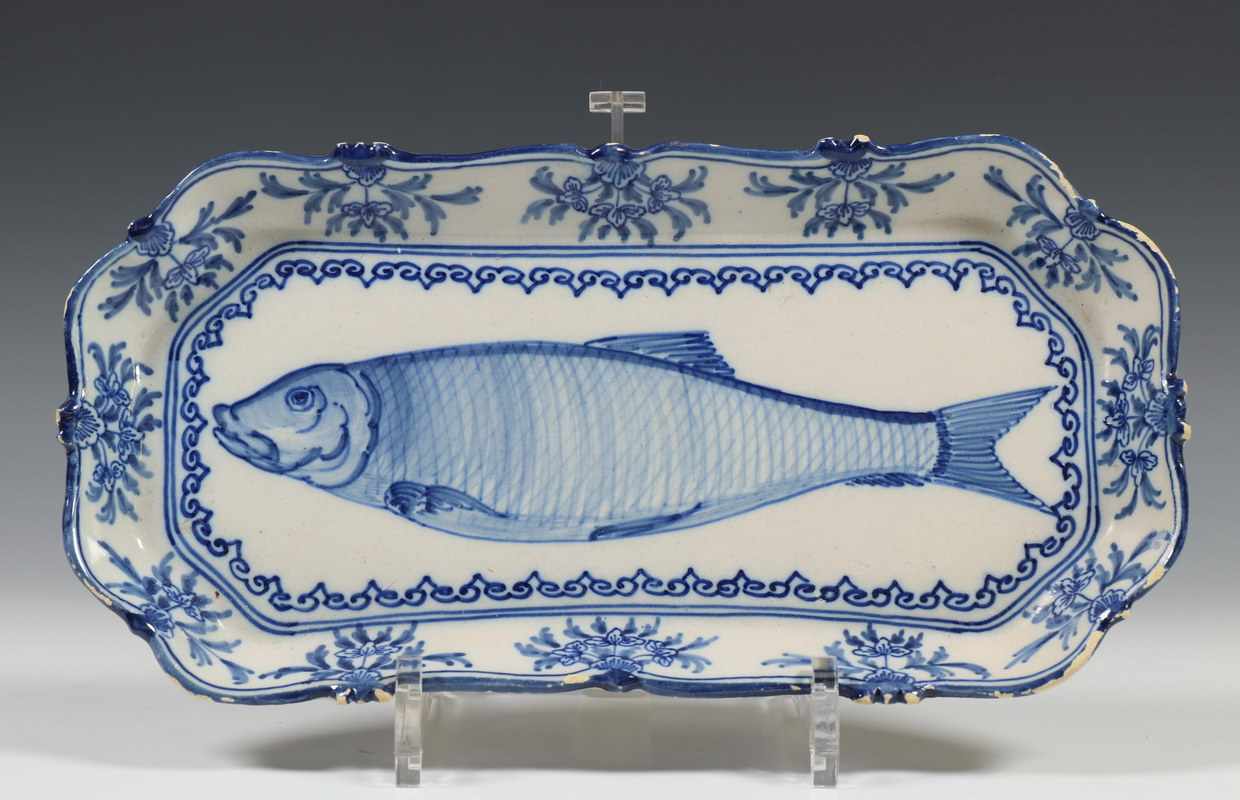 Tichelaar, blauw-wit aardewerk haringschaaltje, 20e eeuw en China, blauw-wit porseleinen bord, 18e