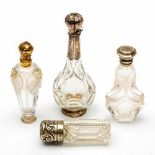 Vier differente kristallen parfumflaconséén Engels. Alle met defecten; 4100
