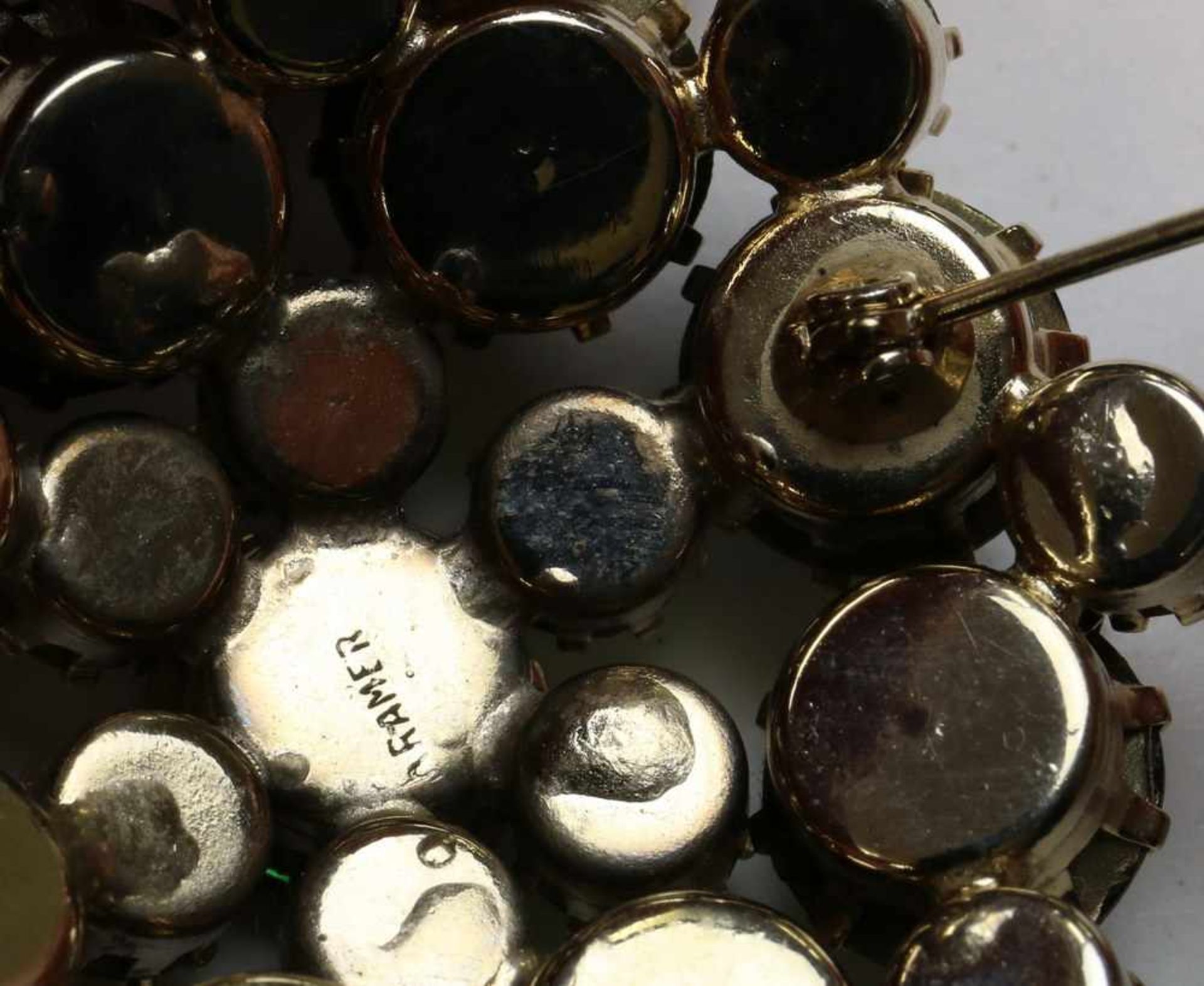 Diverse "costume jewels"w.o. een armband, gesigneerd Bellini. Een broche in de vorm van een peer, - Bild 4 aus 5