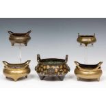 China, vijf diverse broznen koro's, 20st eeuw,een met faux goud splash.; diam. 8 - 15 cm.; ;