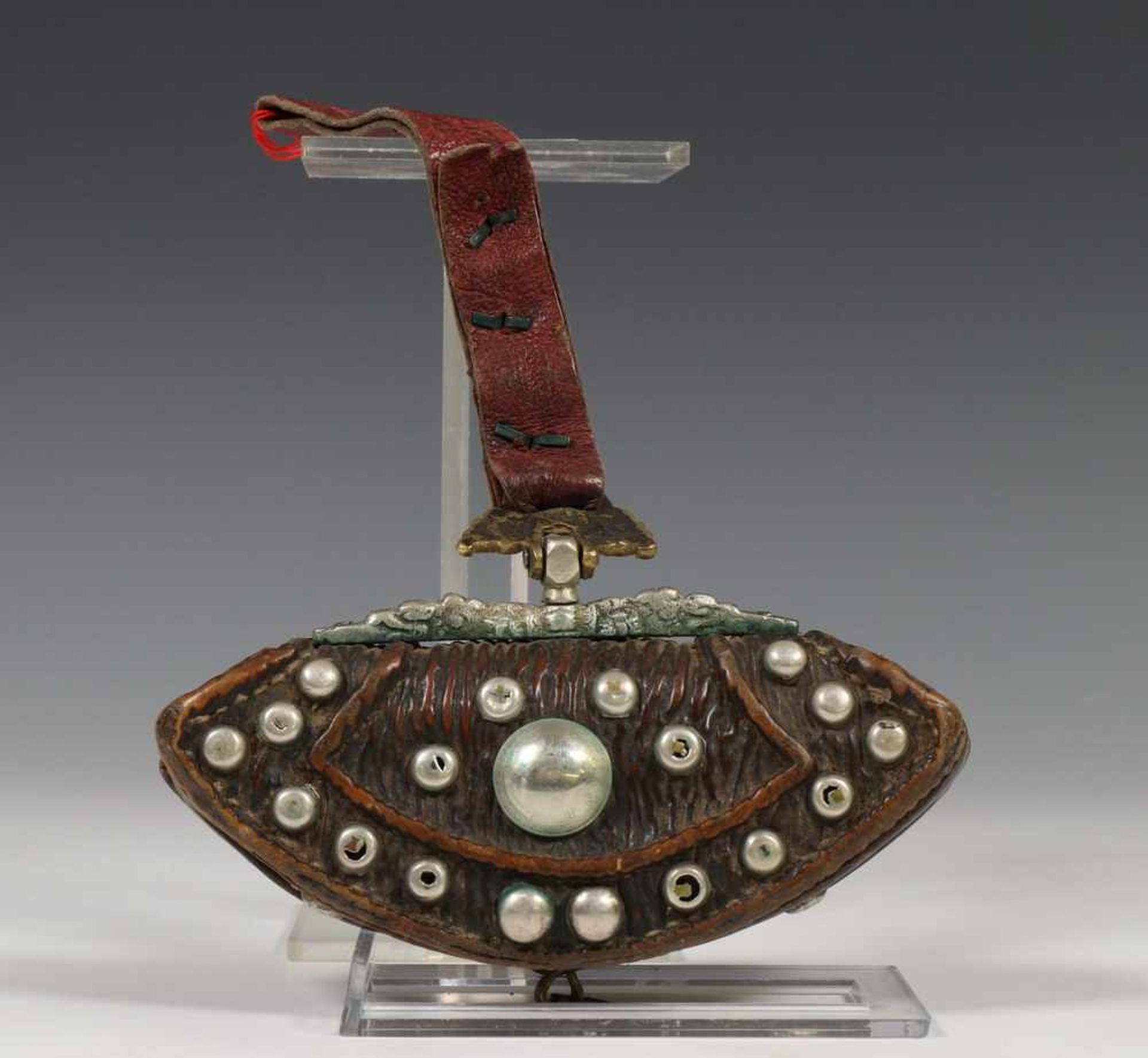 Tibet, mens wallet, ‘bag’, two makara decorations, 19 silver pins at the back, 19th century.,silver, - Bild 2 aus 2