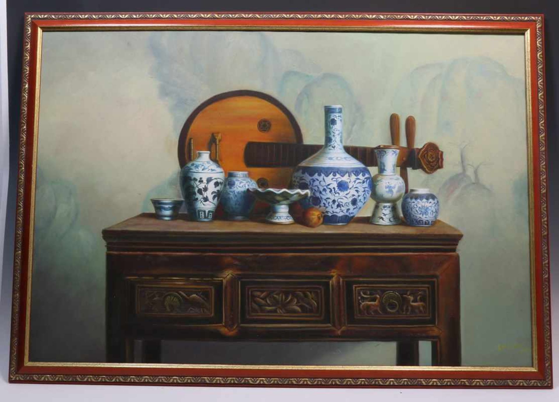 China, stilleven, olie op doek, 20e eeuw;Chinese blauw-wit porseleinen vazen, potjes en ruan op