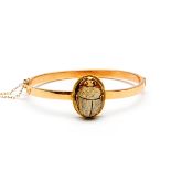 Gouden stijve armbandin het midden een steatite scarabee, 15e dynastie (1479-1425 v Chr).