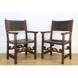 Spanje, paar notenhouten fauteuils, vroeg 18e eeuw,met gestoken en opengewerkte regels (één def.).