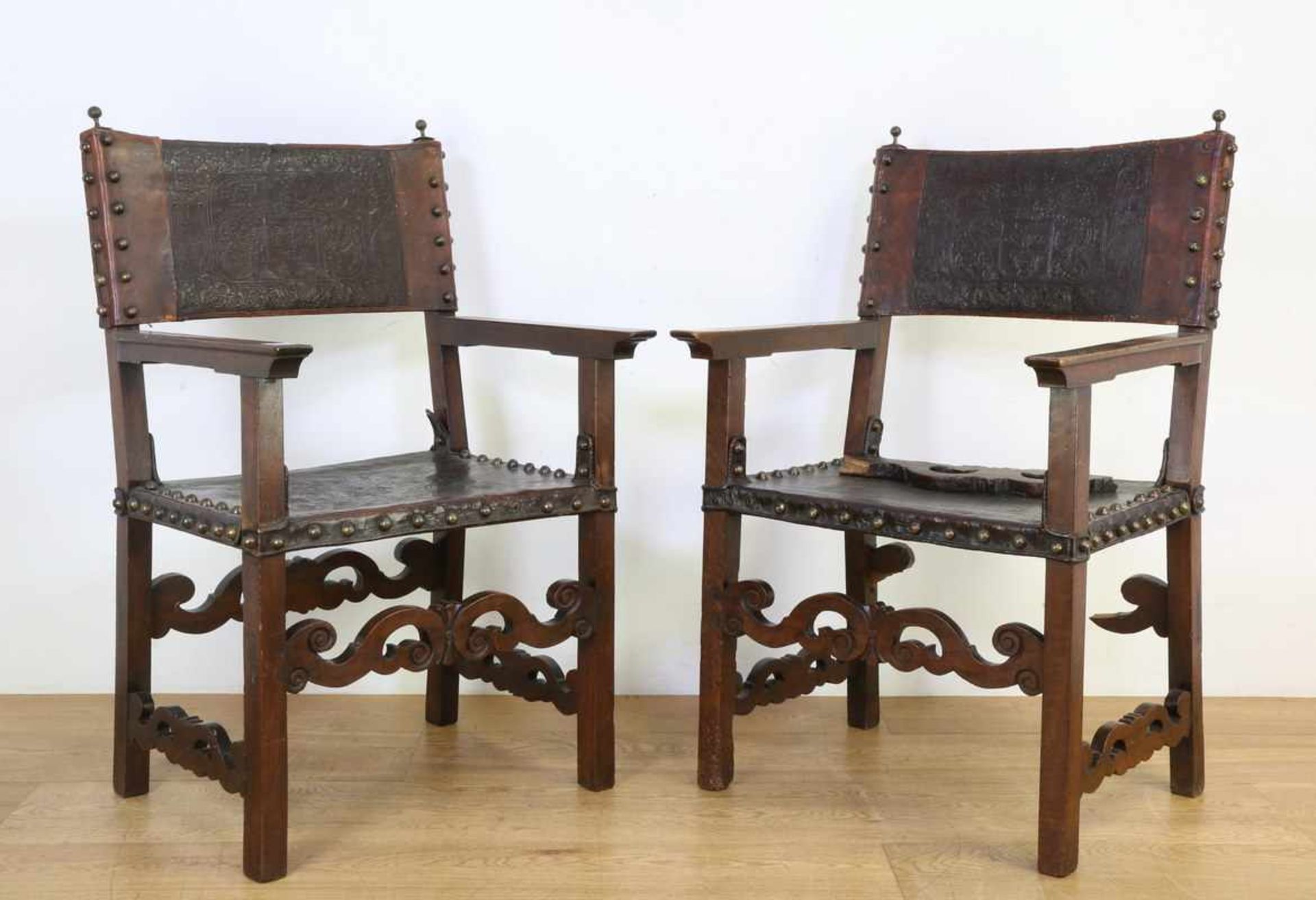 Spanje, paar notenhouten fauteuils, vroeg 18e eeuw,met gestoken en opengewerkte regels (één def.).
