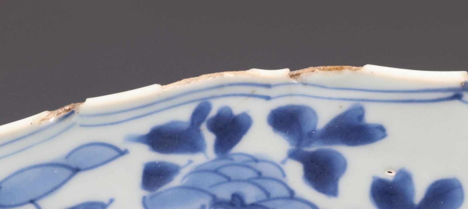 China, blauw-wit porseleinen schotel, Kangxi,met gecontourneerde rand en decor van rotsformatie. - Bild 4 aus 6