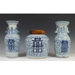 China, blauw-wit porseleinen gemberpot en paar vazen, 19e eeuw,met vol bloesemdecor van karakter