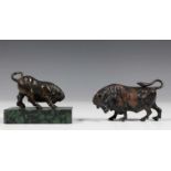 Italië, twee gepatineerd bronzen 'Grand Tour' sculptuurtjes, 19e eeuw;Stier. Herkomst: Kunsthandel