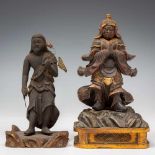 Japan, twee houten sculpturen, ca. 1900;staande Bodhisatva met bloem in de handen en wachterfiguur