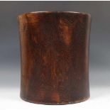 China, houten penseelpot, bitong,taps toelopend; h. 34 cm.; [1]200