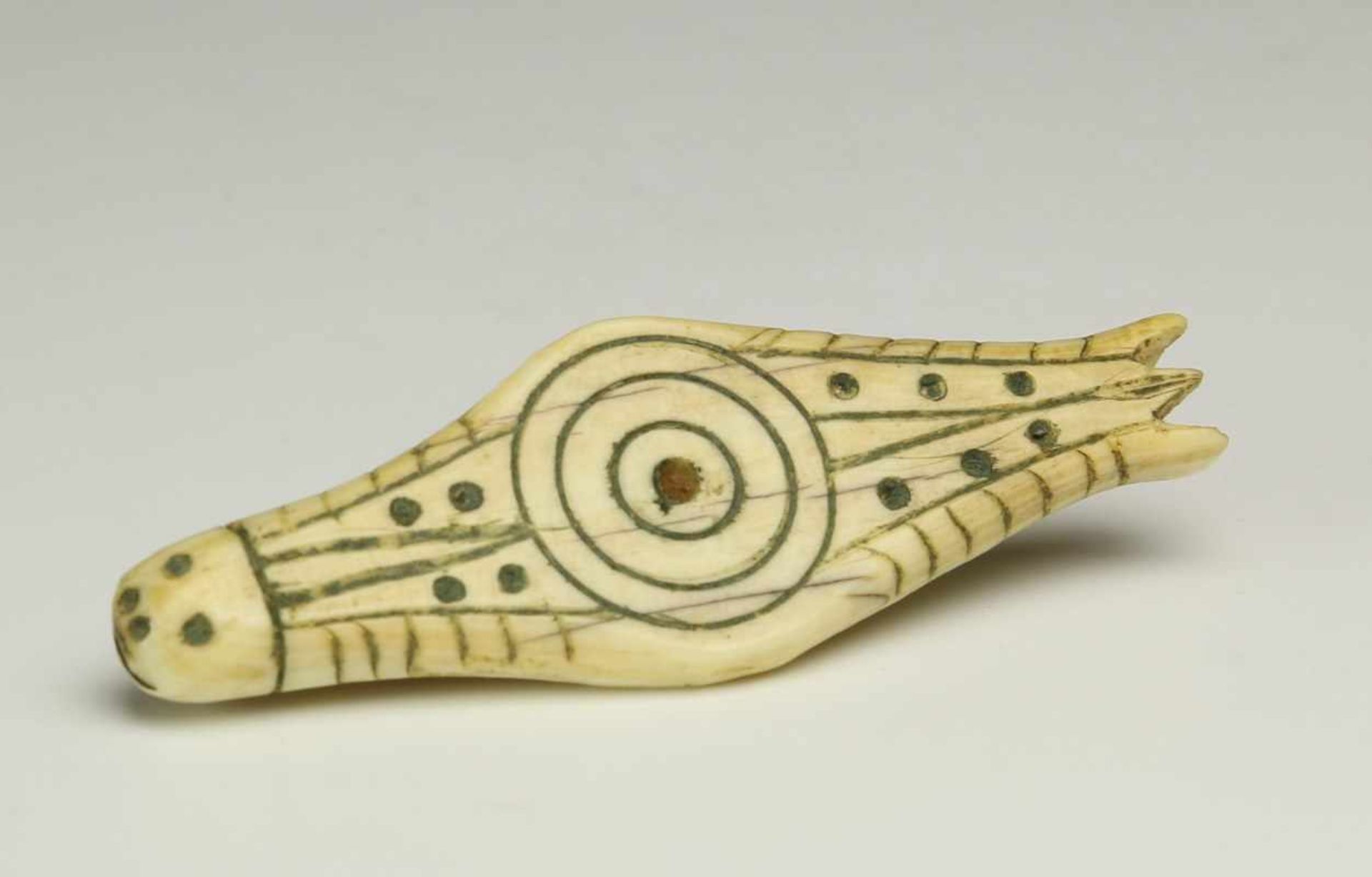 Arctic Circle, ivory toggle shapes as a whale, early 20th century.Herewith an ivory button shapes as - Bild 3 aus 5